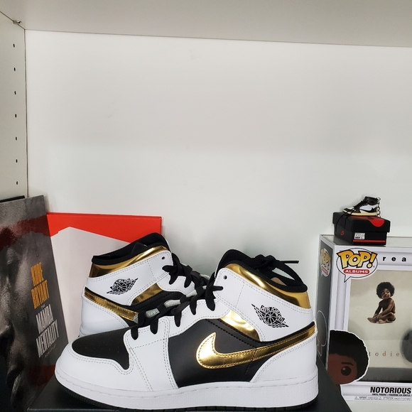 Jordan 1 Mid - Picture 1 of 3